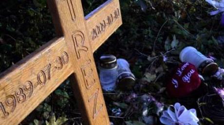 Ein Kreuz erinnert an ein Opfer des Heckenschützen von Malmö.