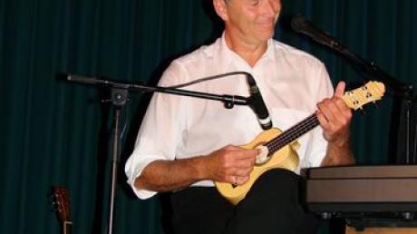 Harry Kulzer beherrscht mehrere Instrumente, unter anderem die Ukulele.