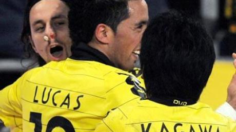 Neven Subotic, Lucas Barrios und Shinji Kagawavon Borussia Dortmund freuen sich über den 4:0-Erfolg bei Hannover 96.