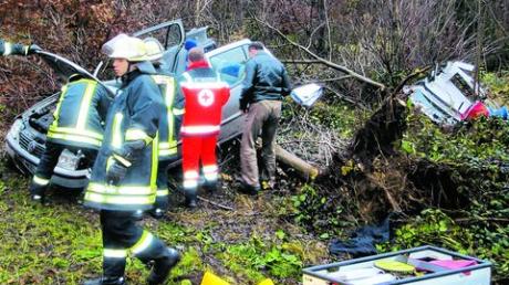 Retter am völlig zerstörten Auto der 21-jährigen Frau. Durch die Wucht des Aufpralls wurde der Baum entwurzelt. Foto: Feuerwehr Mindelheim