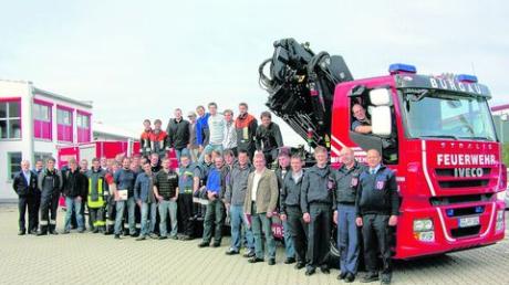 34 Männer und Frauen haben die Truppführer-Ausbildung als Grundstein für künftige Führungskräfte der Feuerwehren im Landkreis Günzburg bestanden. Foto: Feuerwehr