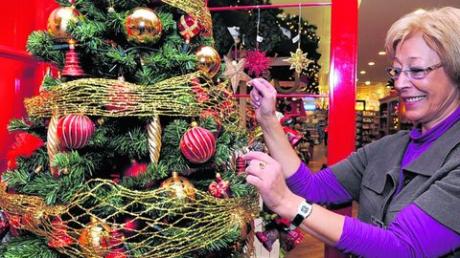 Es weihnachtet schon überall: Marion Seidl half gestern beim Aufbau des Weihnachtsmarktes bei Karstadt. 