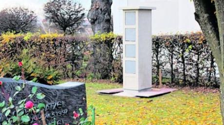 Es bleibt bei dem Standort, den der Bauausschuss ausgesucht hat: Die Urnenstele auf dem Riedener Friedhof hat ihren Platz bei der Kapelle. Foto: Lorenz