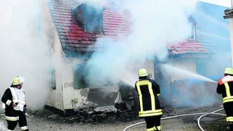 103 Feuerwehrleute haben gestern den Brand dieses Hauses in Jettingen unter Kontrolle gebracht. Foto: Ernst Mayer