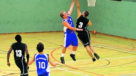 Souveräne Leistung der Aichacher Basketballer: Im Bild Konstantin Dwaliawili (Nummer 3), der nicht nur erfolgreich blockte, sondern auch Topscorer war. Foto: Rappel