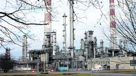 Die Mitarbeiter der Bayernoil-Raffinerie in Vohburg kämpfen gegen üble Gerüche. Die sollen durch einen ganzen Maßnahmenkatalog eingedämmt werden. Foto: mad