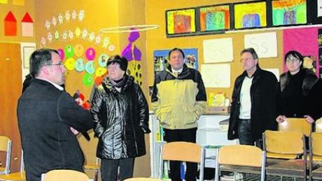 Der Schiltberger Gemeinderat besichtigt die sanierte Schule. Das Gremium zeigte sich recht zufrieden. Foto: Sabrina Wörle