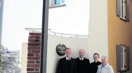 Eigentümer Peter Oberauer (Zweiter von rechts) und seine Mieter Rosemarie Dümichen, Marcellus Eberle und Christoph Willenborg sind stolz auf das neu geschaffene Schmuckstück am Wätteplatz. Foto: Stadt Günzburg