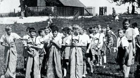 Sackhüpfen war beim Kinderfest 1953 eine der Attraktionen. Vielleicht erkennt sich darauf so mancher Gundelfinger wieder. 