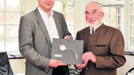 Die "Silberdistel" unserer Zeitung erhielt Otto Brugmoser (rechts) von LT-Redaktionsleiter Dieter Mitulla überreicht. Foto: Thorsten Jordan