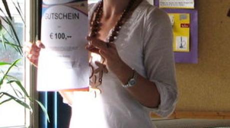 Petra Weckerle, Leiterin des Jugendgästehauses in Dachau, übernahm in der Kissinger Hauptschule die Ehrung der besten Sammler für das Jugendherbergswerk. Foto: Heike John