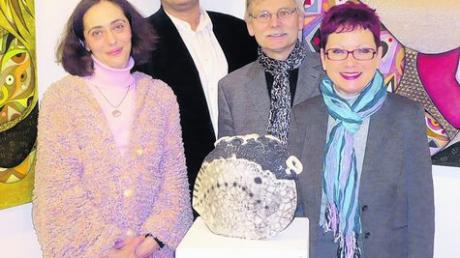 Die Keramikerin Tanya Borushko (von links) und der Maler Wlad Safronow zeigen bei den Galeristen Berthold und Ricki Groß ihre Werke. Foto: Martina Häußler