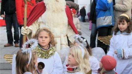 Der Nikolaus mit seiner Schar kleiner Engelchen wird auch heuer am Kissinger Rathausplatz erwartet. Foto: Gemeinde Kissing
