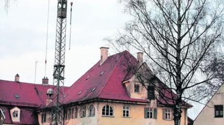 Die Bauarbeiten zur Sanierung des Saalgebäudes am Schloss in Emersacker haben begonnen. Foto: Kuchenbaur
