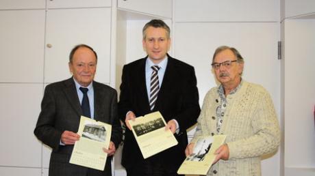 Manfred Keiler, Bürgermeister Hansjörg Durz und Peter Obeth mit dem neuen Kalender. Foto: Stadt Neusäß