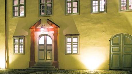 Noch ist nicht alles fertig. Doch wenn der Innenhof des Schlosses abends beleuchtet ist, wird das ganz besondere Ambiente bereits spürbar. Foto: Klaus F. Linscheid