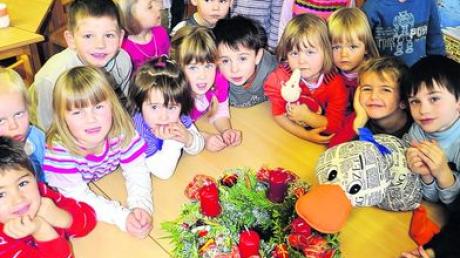 Die Kinder vom Kindergarten St. Georg in Auchsesheim haben der Zeitungsente gezeigt, wie toll man einen Adventskranz schmücken kann. Foto: Schleifer