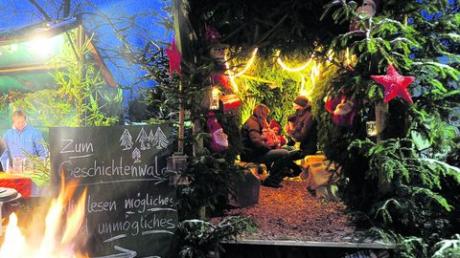 Na, wenn das nicht romantisch ist: Zum schön dekorierten Geschichtenwald geht es für die Besucher des Weihnachtsmarktes in Gablingen. Fotos: Marcus Merk