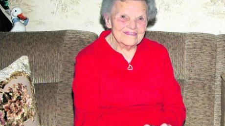 Helene Gay, die heute 90 Jahre alt wird, erfreut sich bester Gesundheit. Mit Lesen und Rätseln hält sie sich auch geistig mobil. Foto: Adlassnig