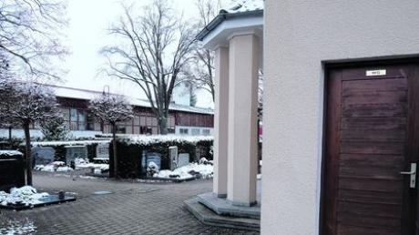 Mehr Toiletten auf dem Altenstadter Friedhof - das war nur eines von 27 Anliegen, die bei der Bürgerversammlung vorgetragen wurden. Der Bürgermeister hat einen "Wunschzettel" zusammengestellt. Foto: zisc