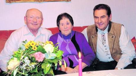 Bürgermeister Rudolf Kraus (rechts) gratulierte in Gaulzhofen Viktoria und Anton Gamperl zur Goldenen Hochzeit. Foto: Martin Golling