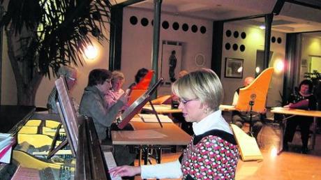 Musikschulleiterin Angelika Jekic mit der Veeh-Harfengruppe im Hintergrund beim Konzert im Notburgaheim. Foto: Sigrid Wagner