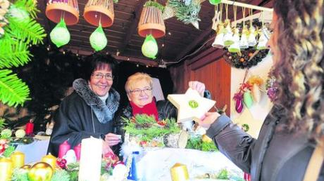 Im Kolping-Stand auf dem Weihnachtsbasar verkauften Erica Barndl (links) und Katharina Meinecke Dekoartikel für die Advents- und Weihnachtszeit. Fotos: Marcus Merk