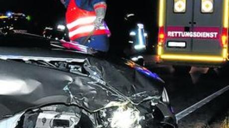 Ein 81-jähriger Autofahrer verursachte am Samstagabend einen Unfall auf der B 300 bei Kühbach. Foto: Peter Appel