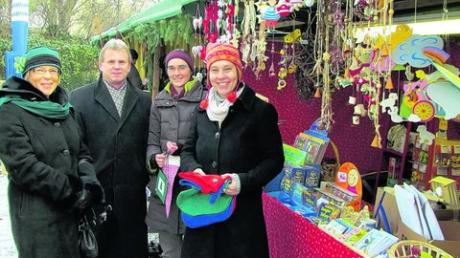 Bürgermeister Alfred Rappel (2. von links) eröffnete am gestrigen ersten Adventssonntag den achten Rehlinger Adventsmarkt. 