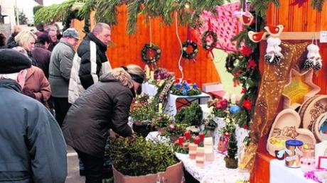 Große Resonanz bei den Bürgern fand gestern Nachmittag in Marxheim der Weihnachtsmarkt am Rathausplatz. Fotos (2): Bissinger 