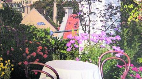 Wer würde sich nicht gerne an diesem Tisch Platz nehmen? Ein "Dachgarten mit Aussicht" ziert den Kalender "Gartenglück in Schwaben und Oberbayern 2011" im Monat August.