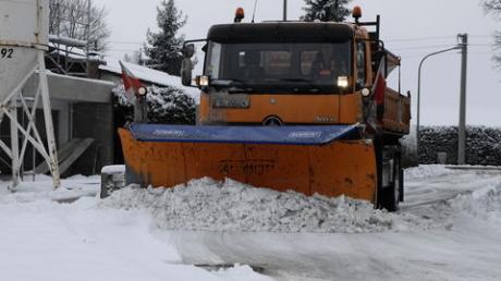 Schnee - und das haufenweise: Der Winterdienst hatte am Montag alle Hände voll zu tun. Foto: Reinhold Radloff