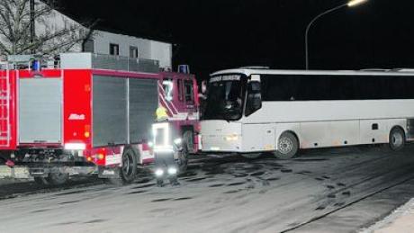 Mit diesem Bus ist am Sonntagabend ein Teil der in Österreich verunglückten Reisegruppe in Burgau angekommen. Foto: Ernst Mayer