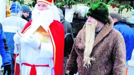 Ein gern gesehener Gast beim Walkertshofener Weihnachtsmarkt ist Bischof Nikolaus alias Joachim Miller, der für die Kinder einen ganzen Sack voll süßer Geschenke mitbringt. Foto: Walter Kleber