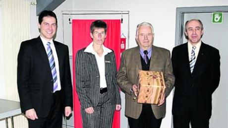 Bei der Spendenübergabe erhielt Helmut Tränkl (Zweiter von rechts) auch ein Geschenk. Foto: Knörnschild