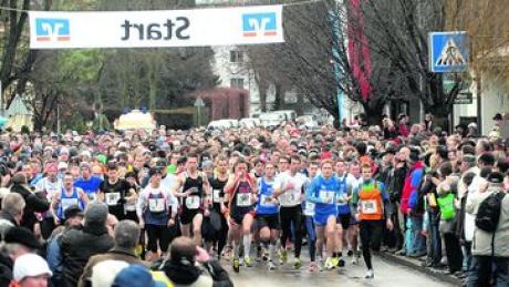 Über 1000 Läuferinnen und Läufer werden am letzten Tag des Jahres 2010 wieder zum 44. Gersthofer Silvesterlauf erwartet. Foto: Marcus Merk