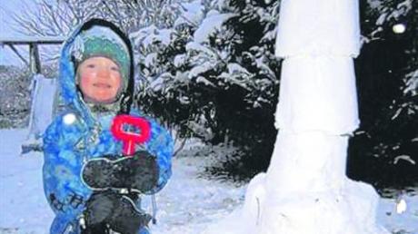 Der zweieinhalbjährige Vincent Spyrka aus Wittislingen hat sich so über den ersten Schnee gefreut, dass er gleich mit seinem Papa eine Schneerakete bauen musste. 