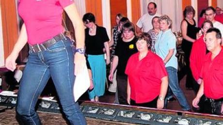 Doris Tesch studiert mit den Gästen beim "meet & greet" einen neuen Tanz ein.