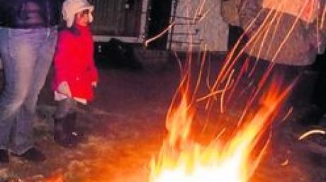 Am Lagerfeuer wurde der "Lebendige Advent" in Dasing gefeiert. Foto: Beck
