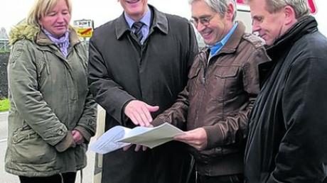 Bürgermeister Alfred Rappel, Peter Wenhardt vom Landratsamt und Landrat Christian Knauer, links Brigitte Hahn von der Baufirma Häfele in Kissing.