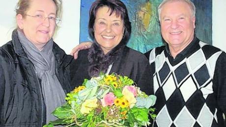 Aindlings dritte Bürgermeisterin Gertrud Hitzler (links) überbrachte Karin und Karl Foistner Glückwünsche zur goldenen Hochzeit. Foto: Martin Golling