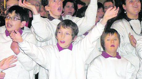 Mit Begeisterung sangen die 14 Schüler der Brunnenschule gemeinsam mit den friends of gospel beim diesjährigen Konzert in der Kirche St. Ulrich sechs Lieder. Foto: Sabine Hämmer