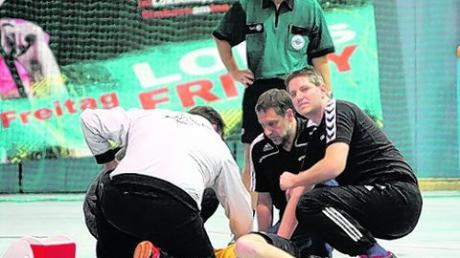 Christoph Handelshauser (am Boden) wurde nach einem Zusammenprall ins Krankenhaus gebracht. Foto: Geiring