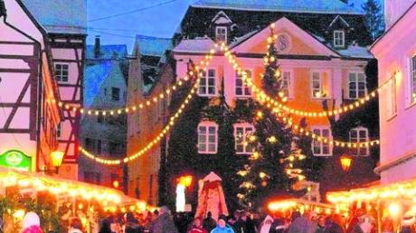 Stimmungsvolles Ambiente: Auf dem Marktplatz in Harburg fand am Wochenende der Weihnachtsmarkt statt. Foto: Lembeck