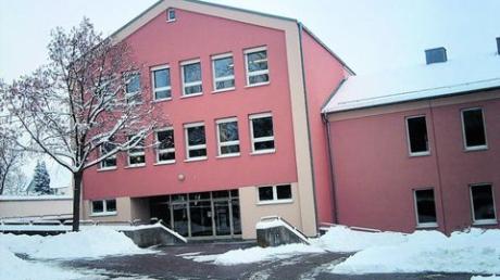 Sie steht zur Hälfte leer: Die Hauptschule in Pöttmes soll ab dem kommenden Schuljahr mit Wirtschaftsschülern aufgefüllt werden. Foto: Norbert Eibel