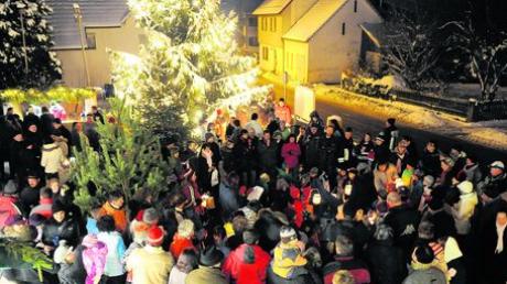 Dicht gedrängt standen am Wochenende die Besucher des Bonstetter Weihnachtsmarkts rund um den großen Christbaum. Ein Vorteil: So war es nicht so kalt. Foto: Puschak