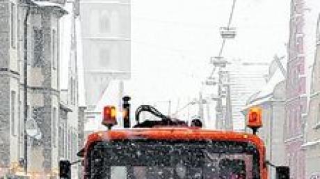 Im Dauereinsatz waren die Räumfahrzeuge gestern bei Schneefall. Foto: Ott