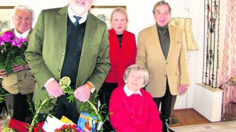 Im Kreise ihrer Familie feierte gestern Anna Jorhann in Schondorf ihren 100. Geburtstag. Auch Bürgermeister Peter Wittmaack gratulierte. Foto: Modlinger