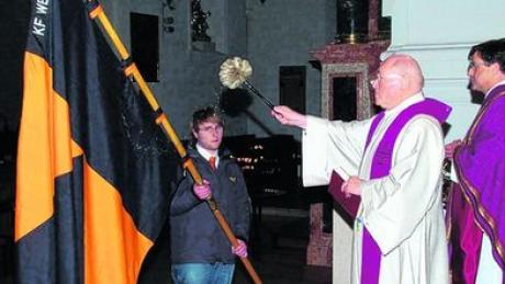Stadtpfarrer Monsignore Herbert Lang segnete das neue Kolping-Banner. Rechts: Monsignore Rainer Böck. Fotos: Seefried