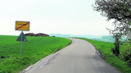 Die Straße zwischen Zöschingen und Ballmertshofen soll nun nach dem Willen der Zöschinger Gemeinderäte zu einem Geh- und Radweg abgestuft werden. Zumindest auf der eigenen Flur. Archiv-Foto: Gaugenrieder
